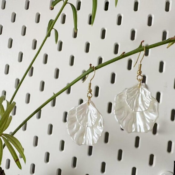 Seashell Handmade Shell Floral Petal Design Flower Dangle Earrings For Women - Picture 6 of 7